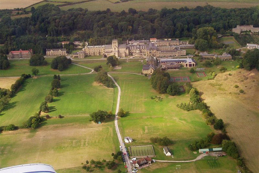 Liceu in strainatate 13-18 ani, Ampleforth College, IEC Romania