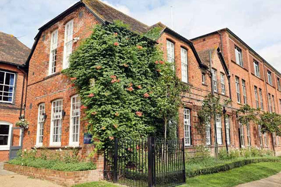 Liceu in strainatate 14-18 ani, Ashford School, IEC Romania